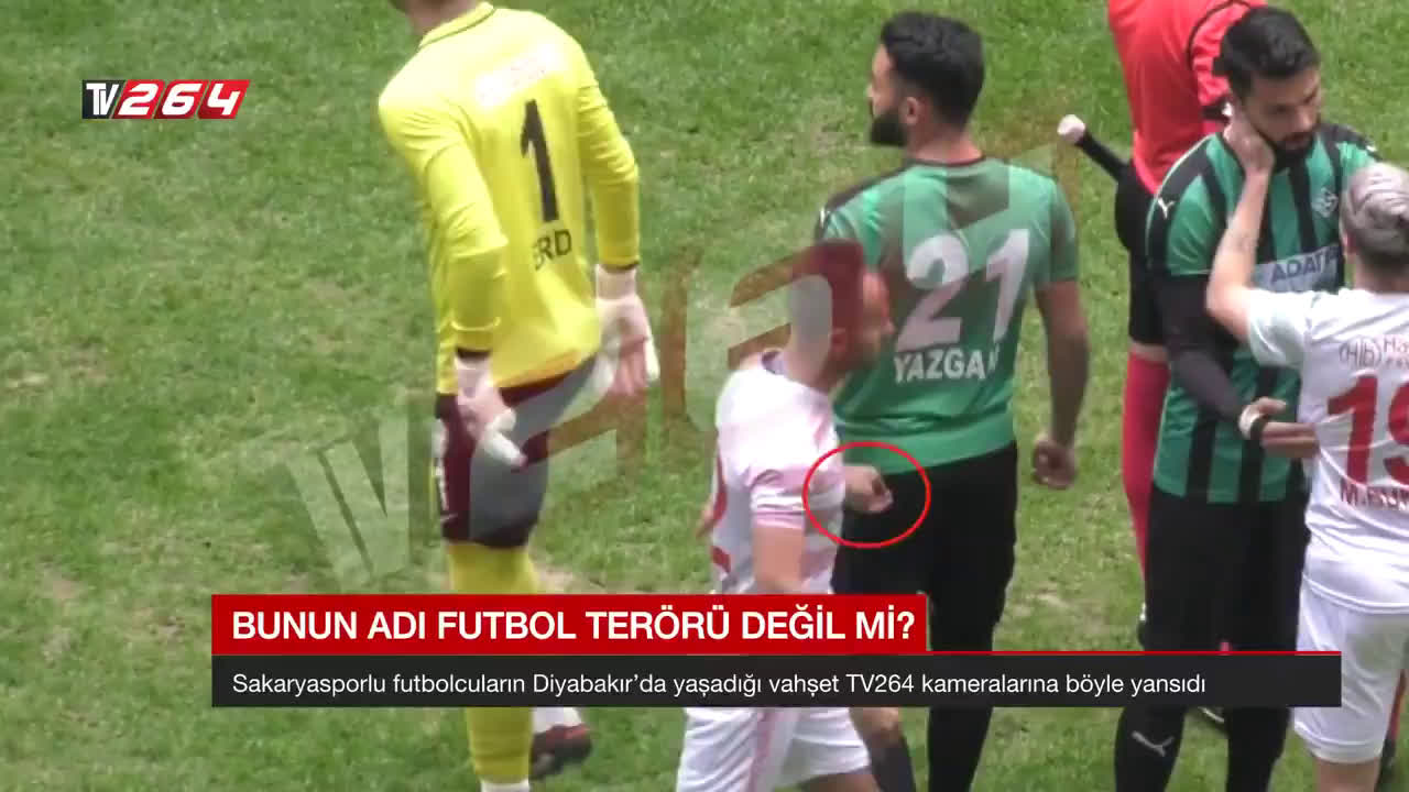 Турецкий футболист порезал соперников во время матча (Видео)