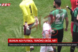 Турецкий футболист порезал соперников во время матча (Видео)