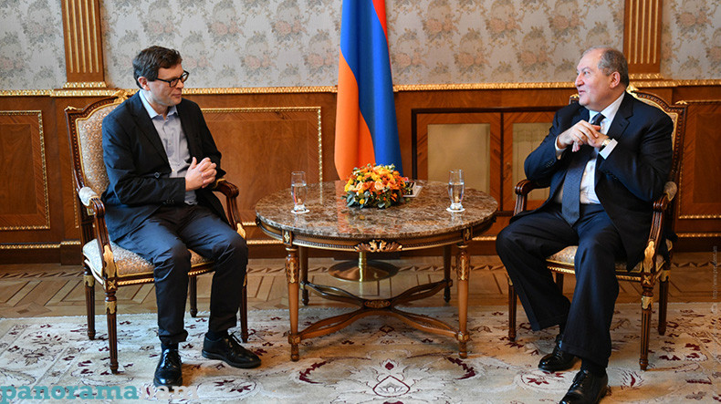 Ermenistan Cumhurbaşkanı ‘Financial Times’in  editörlerinden John Thornhil ile bir araya geldi