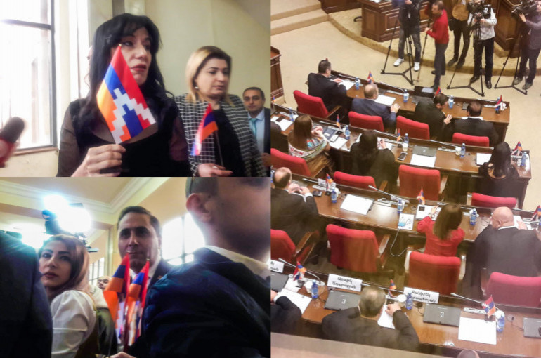 Ermenistan Parlamentosu Milletvekilleri Karabağ bayraklarıyla oturuma katıldı