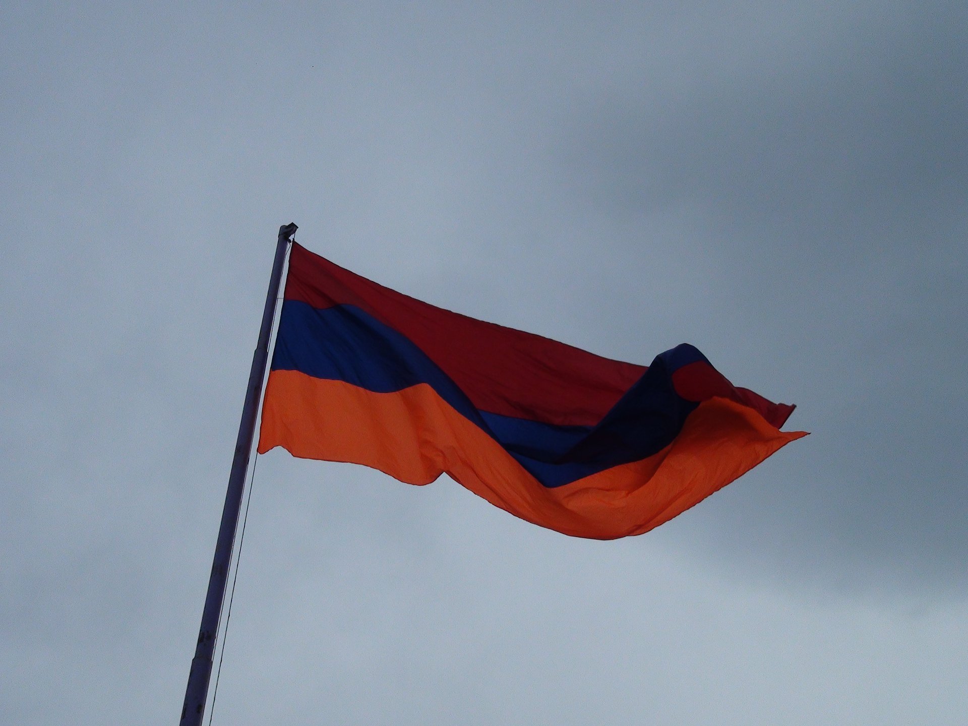 Ermenistan-Türkiye sınırında Ermenistan'ın dev bayrağı dikildi