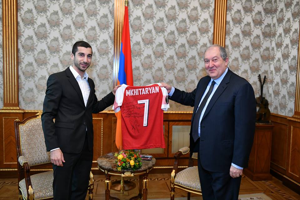 Ermeni futbol yıldızı Mkhitaryan Ermenistan Cumurbaşkanı'na imzalı formasını hediye etti