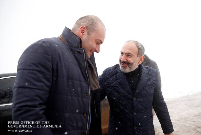 Ermenistan Başbakanıyla Gürcistan Başbakanı bir Ermeni köyde gayrıresmi görüştüler