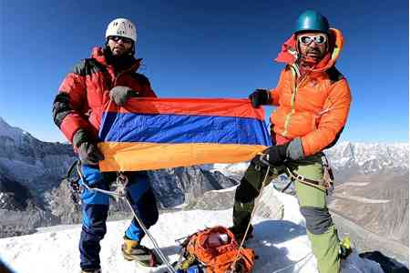 Армянские альпинисты подняли армянский флаг на одну из самых популярных вершин Гималаев