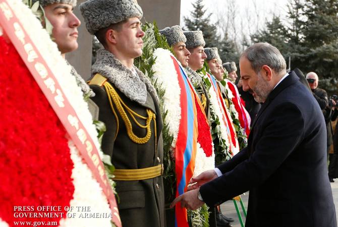 Ermenistan Başbakanı “Yerablur” şehitliğinde Nisan ayı Savaşı'nın şehitlerinin anısına saygı duruşunda bulundu