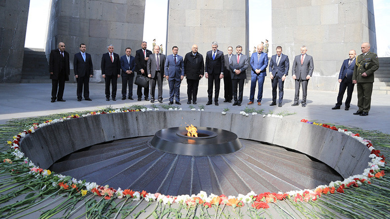Çek Savunma Bakanı Ermeni Soykırım Anıt Kompleksi'ni ziyaret etti