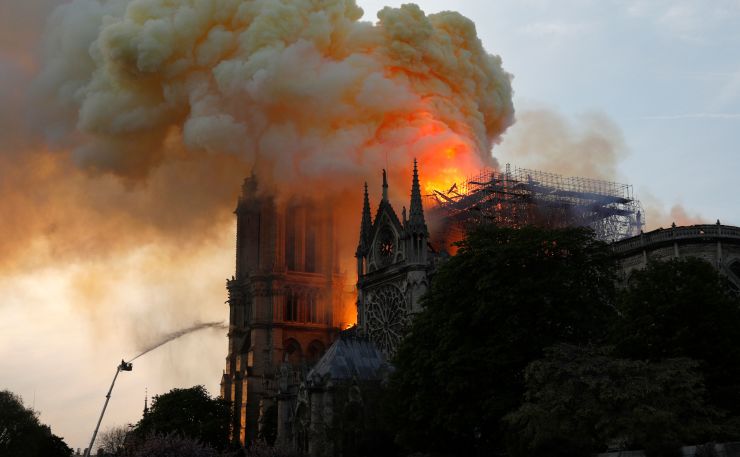Fransa'nın ünlü Notre Dame Katedrali cayır cayır yandı (foto)