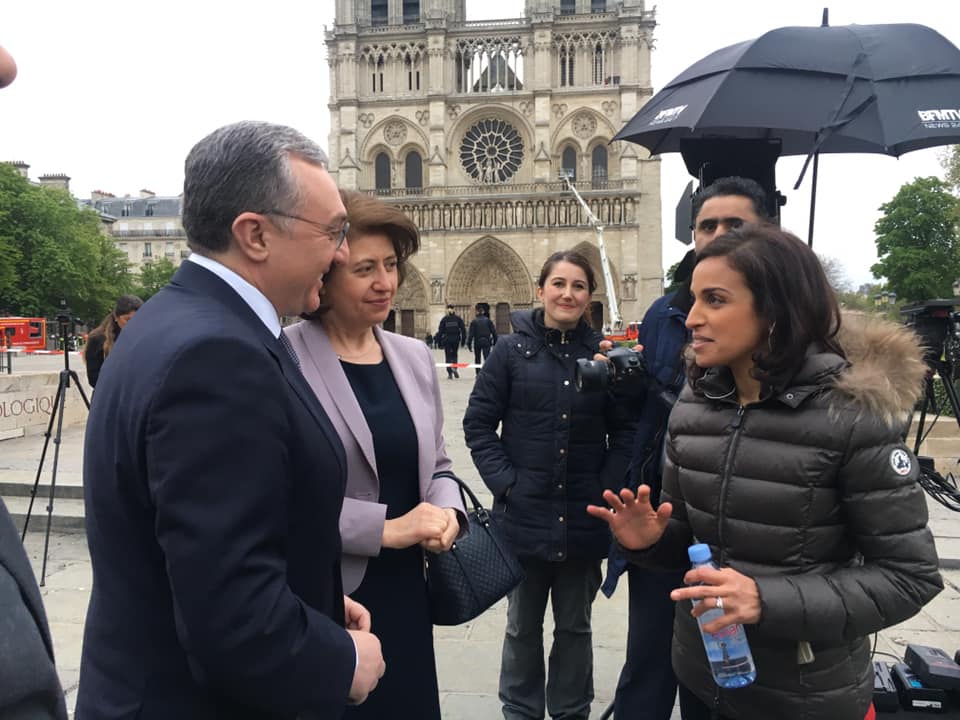 Ermenistan Dışişleri Bakanı Notre Dame Katedrali'ni ziyaret etti