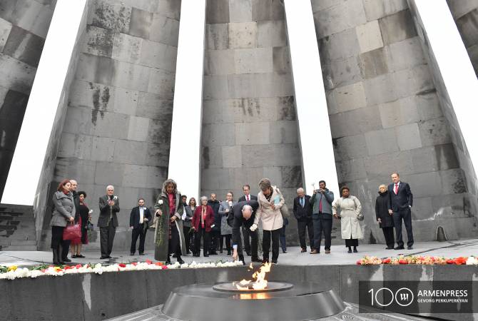 ABD kongresmenler Yerevan’da Ermeni Soykırımı anıtını ziyaret edip saygı duruşunda bulundular