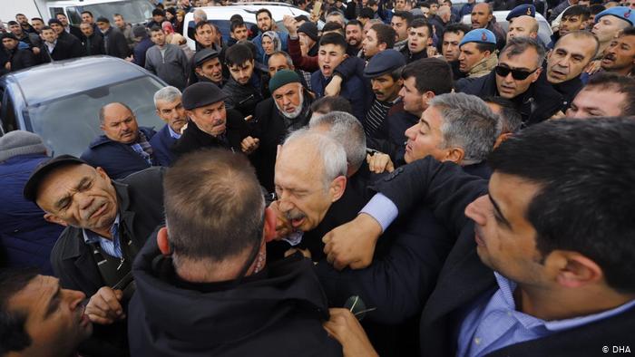 Ankara'da kalabalık, CHP Genel Başkanı Kemal Kılıçdaroğlu'na saldırdı