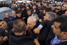 В Турции напали на главу оппозиции Кемаля Кылычдароглу (видео)
