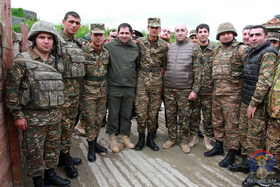 Ermenistan hükümet üyeleri Karabağ’daki askeri birlikleri ziyaret etti
