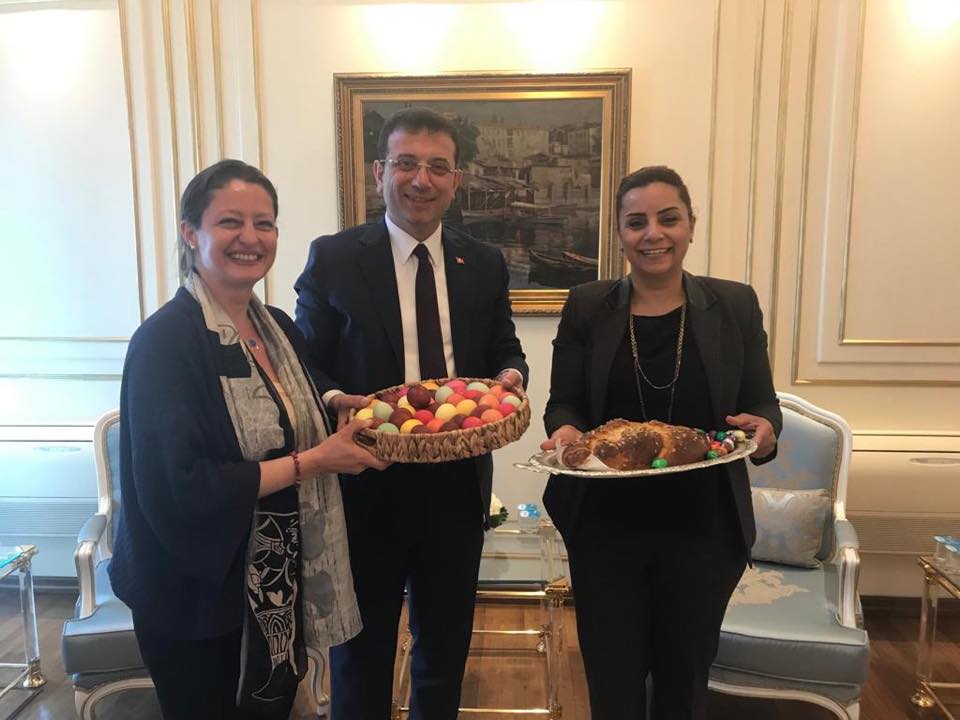 Selina Doğan, Paskalya hediyeleriyle İstanbul Büyükşehir Belediyesi'ni ziyaret etti