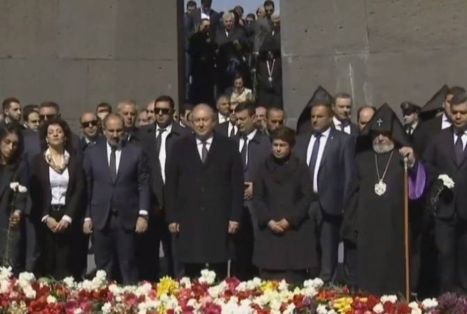 Ermenistan devlet adamları Ermeni Soykırımı anıtında saygı duruşunda bulundu