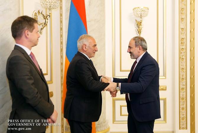 Ermenistan Başbakanı, Lyon Belediye Başkan Yardımcısı, Fransalı Ermeni Georges Kepenekian ile bir araya geldi