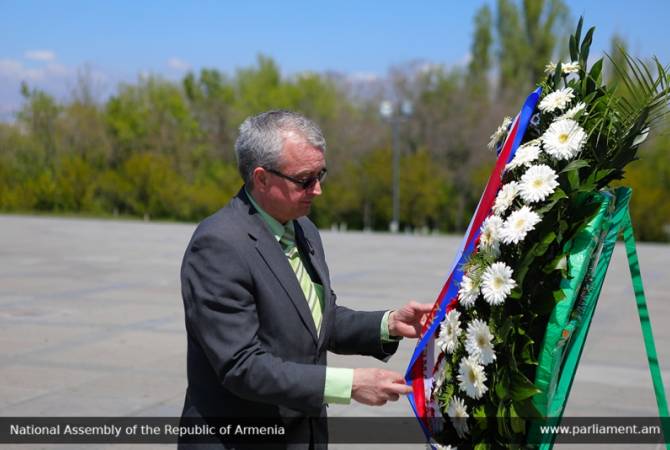 Çek milletvekilleri Ermeni Soykırımı Anıt Kompleksini ziyaret ettiler