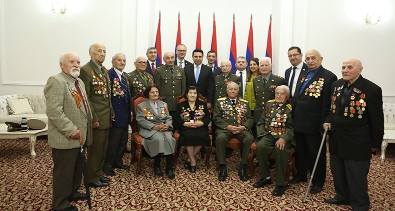 Ermenistan Parlamentosunda İkinci Dünya Savaşı gazilerini kabul ettiler (foto)