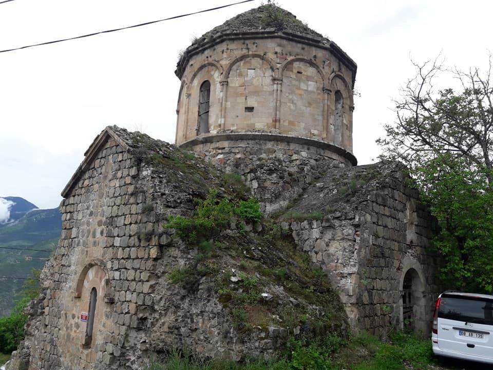 Artvin'deki Ermeni Kilisesinin bitişiğinde çirkin tuvalet girişimi (fotolar)