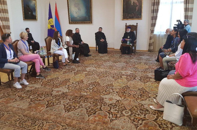 Katolikos, ICRC temsilcileriyle Azerbaycan’da tutulan Ermeni Gazaryan’ın Ermenistan’a iade edilmesini görüştü
