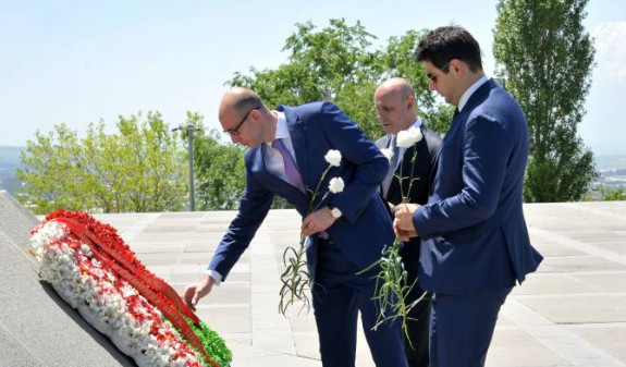 Beyaz Rusya heyeti, Ermeni Soykırımı Anıt Kompleksi'ni ziyaret etti