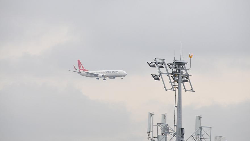 В Стамбульском аэропорту Boeing  задел опору освещения (видео)