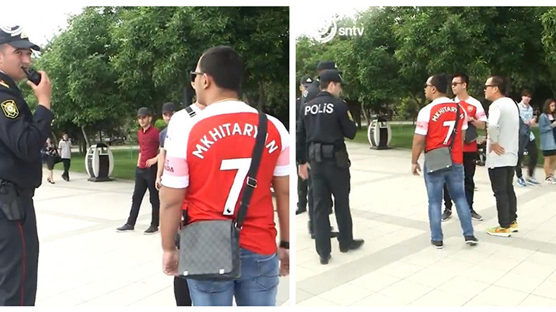 Bakü'de polis Ermeni futbolcunun üniformasını giyen Arsenal taraftarlarını durduruyor (video)