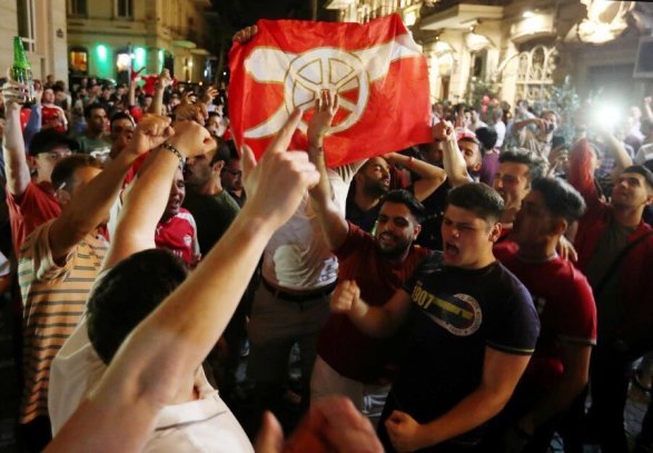 Arsenal taraftarları Bakü’de Karabağ hakkında şarkı söyledi, Azerbaycanlılar sinirlendi (video)