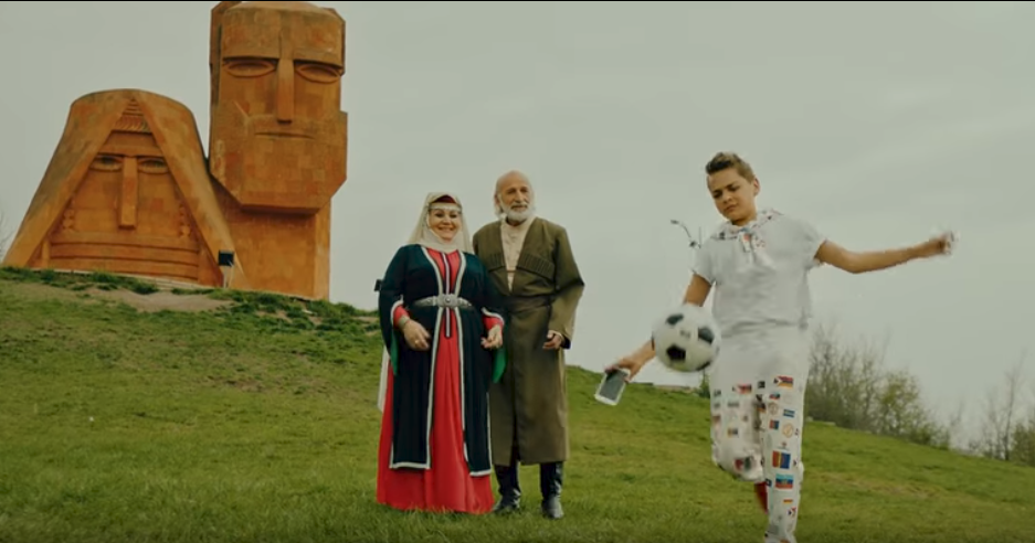 Mkhitaryan yazılı üniforma giyen taraftarlara Bakü’de hakaret ettiler, Karabağ’da taraftaralara saygı göstermeyi biliyorlar