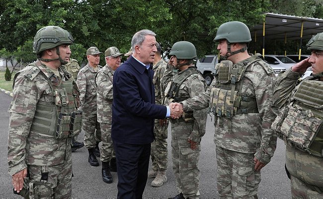 Թուրքիայի պաշտպանության նախարարը այցելել է Հայաստանի հետ սահմանին գտնվող ԶՈՒ ստորաբաժանումներ