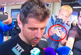 Լրագրողը թուրք ֆուտբոլիստի առաջ միկրոֆոնի փոխարեն զուգարանի խոզանակ է պարզել