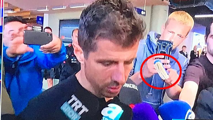 Исландский журналист турецкому футболисту вместо микрофона протянул  туалетный ершик