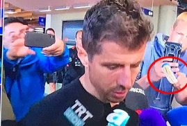 Исландский журналист турецкому футболисту вместо микрофона протянул  туалетный ершик