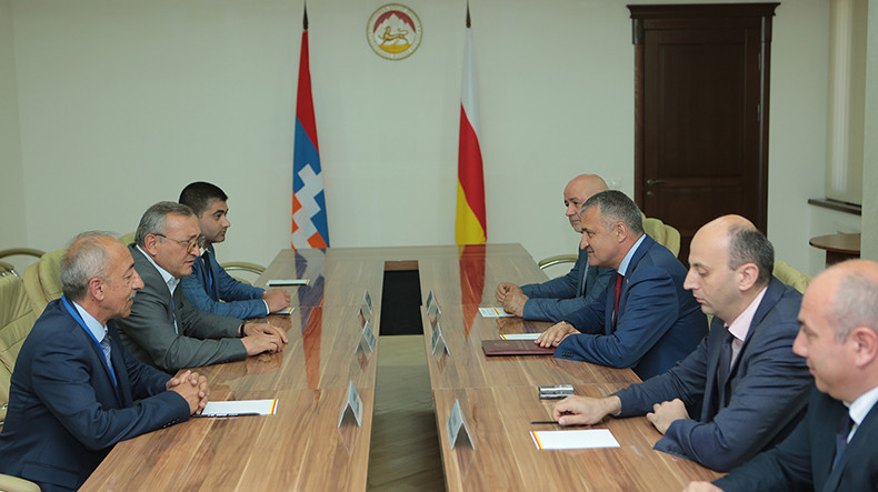 Güney Osetya Cumhurbaşkanı, Karabağ heyetini kabul etti