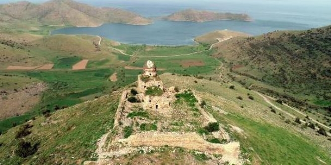 Van'ın yakınındaki Ermeni Manastırı, defineciler ve bakımsızlık yüzünden tahrip edildi