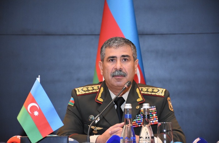 Azerbaycan Savunma Bakanı kendisinin Ermeni sınırından kaçmasını yorumladı