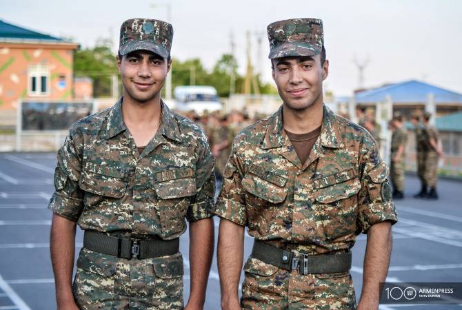 Rusya’da yaşayan Asadov kardeşler askerlik yapmak için Ermenistan’a geldiler