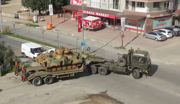 Թուրքիան զրահատեխնիկա է կուտակում սիրիական սահմանին (ֆոտո)