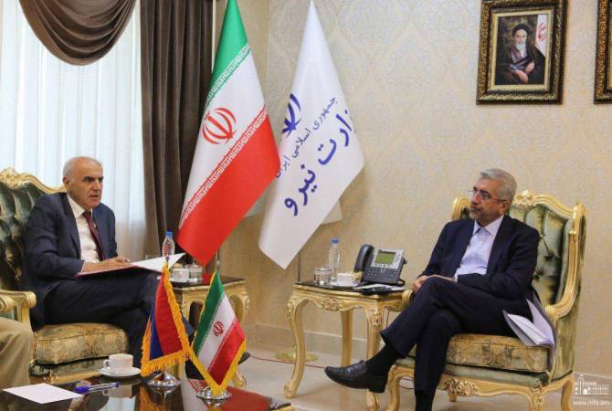 Ermenistan Büyükelçisi, İran Enerji Bakanı Reza Ardakanian ile bir araya geldi