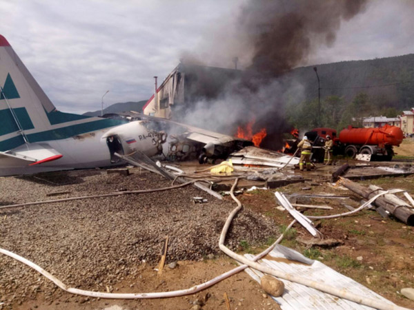 Rusya'da yolcu uçak binaya çarptı (Foto)