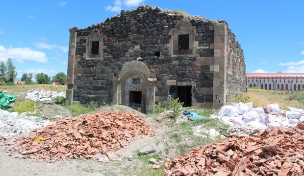 Erzurum'daki tarihi Surp Minas Ermeni Kilisesinde defineciler kazmadık yer bırakmadı