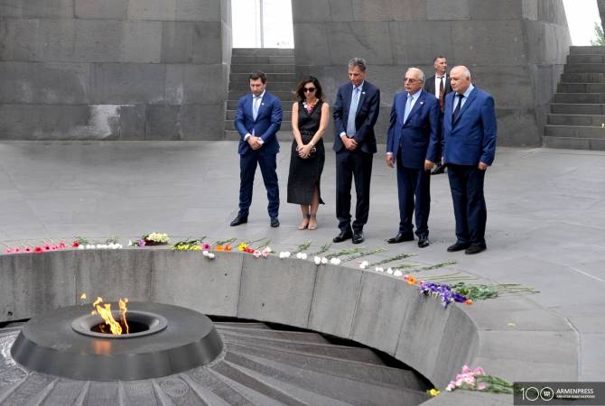 İsrail Ermenistan Büyükelçisi, Ermeni Soykırımı Anıt Kompleksini ziyaret etti
