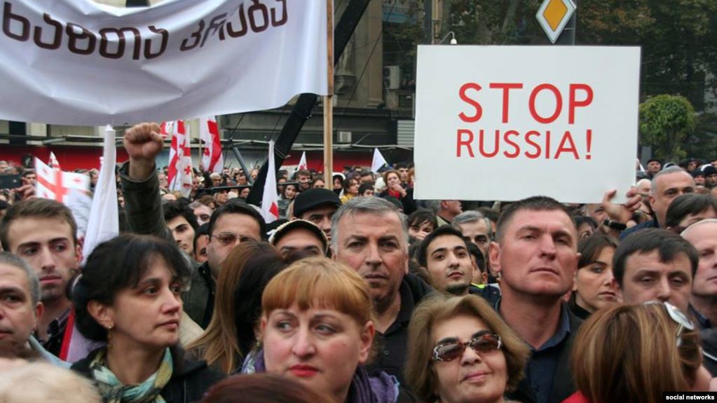 Azerbaycanlılar Gürcistan’daki hükümet karşıtı protesto eylemlerine katılıyor (video)