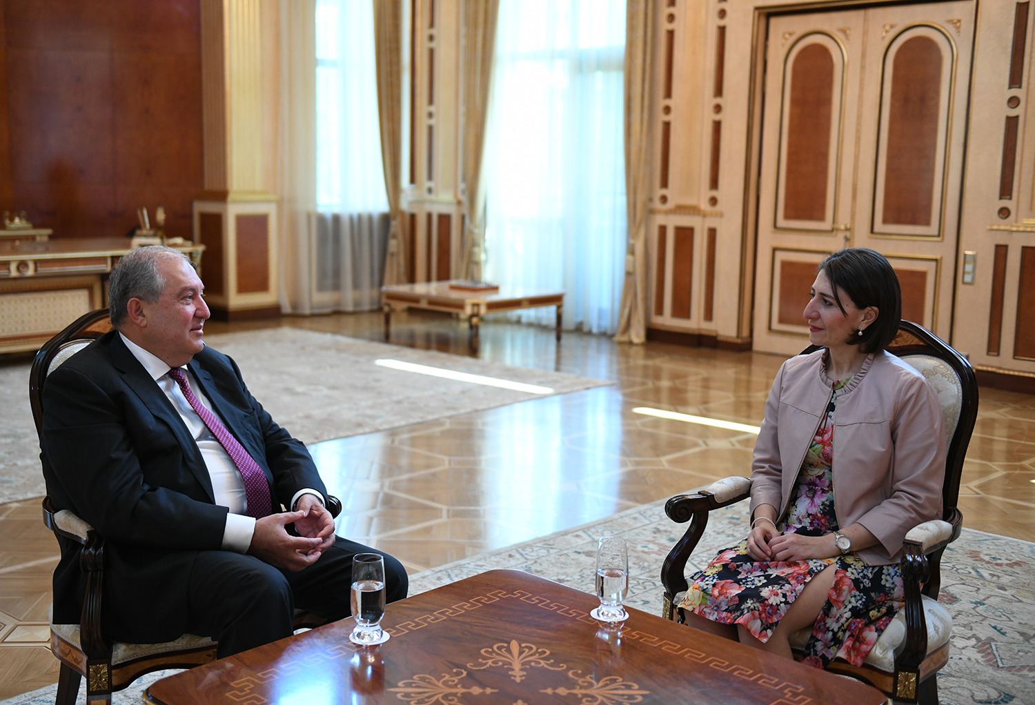 Ermenistan Cumhurbaşbakanı, Avustralya’nın Yeni Güney Galler eyaletinin Ermeni Başbakanı ile bira araya geldi