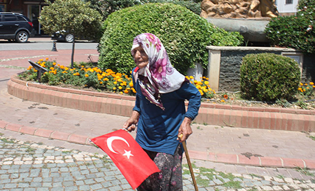 70-ամյա տատիկը Թուրքիայի պետական դրոշով նստացույցի դուրս եկել