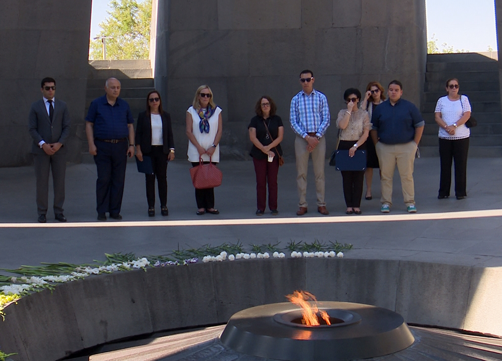 Kaliforniya Vali yardımcısı Ermeni Soykırımı anıt ve müzesini ziyaret etti