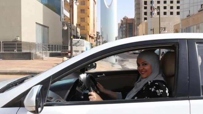 Suudi Arabistan’da yeni kararname: Kadınlar araç kullanabilecek, pasaport alabilecek