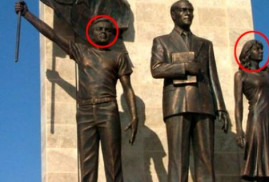 Мэр турецкого города поставил памятник своей жене и сыну рядом с монументом Ататюрка