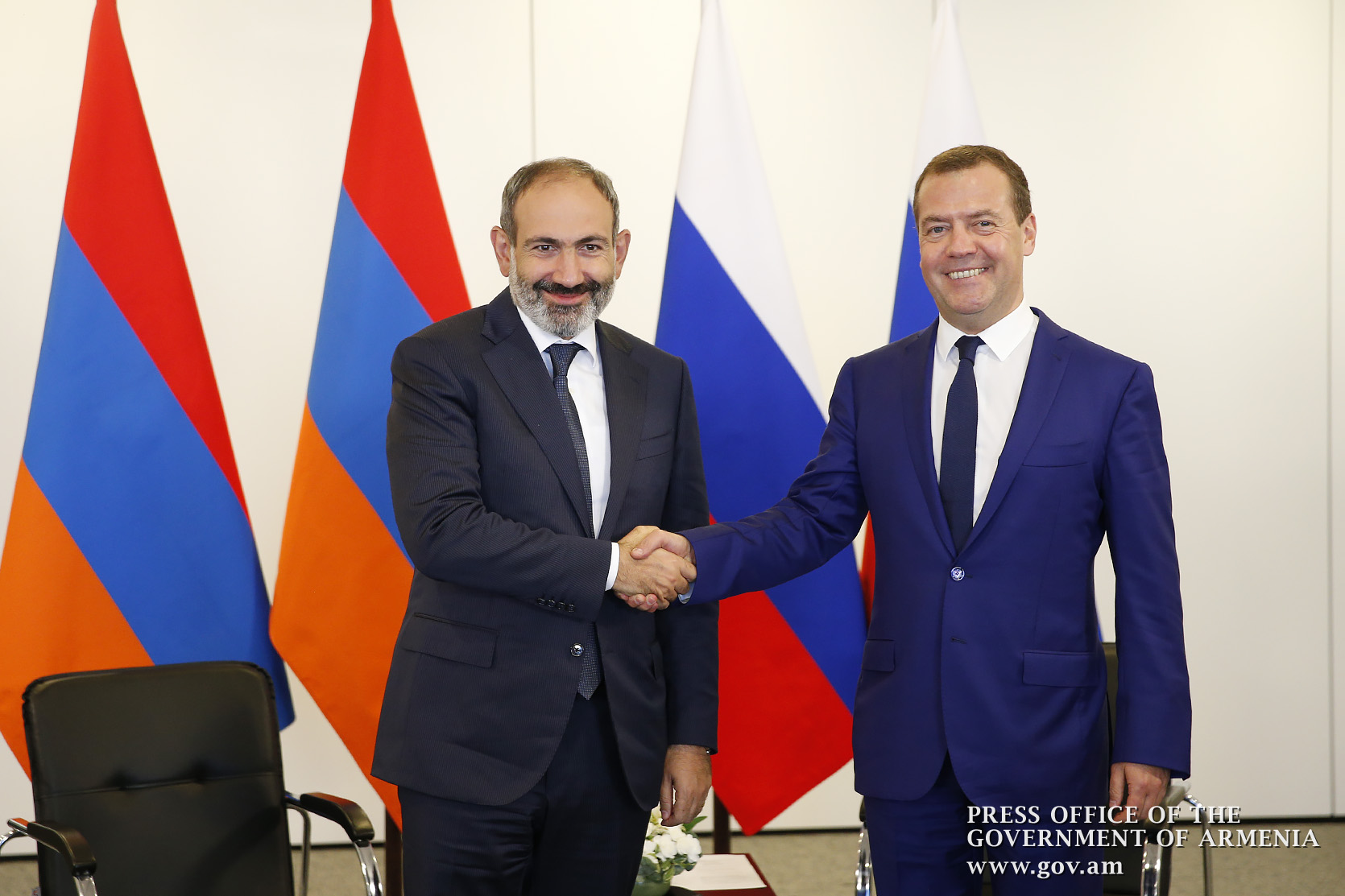 Paşinyan ve Medvedev Kırgızistan’da bir araya geldi