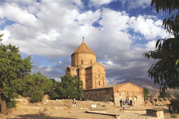 Akhtamar Adası'nın Surp Haç Ermeni Kilisesi ayine hazırlanıyor