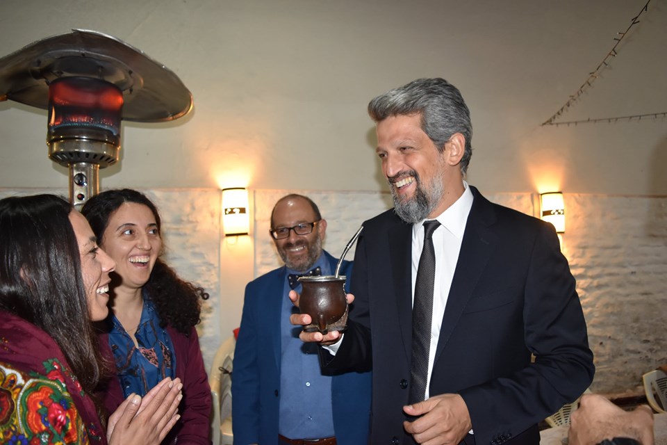 Garo Paylan’ı Uruguay’da tuz ve ekmekle karşıladılar (foto)